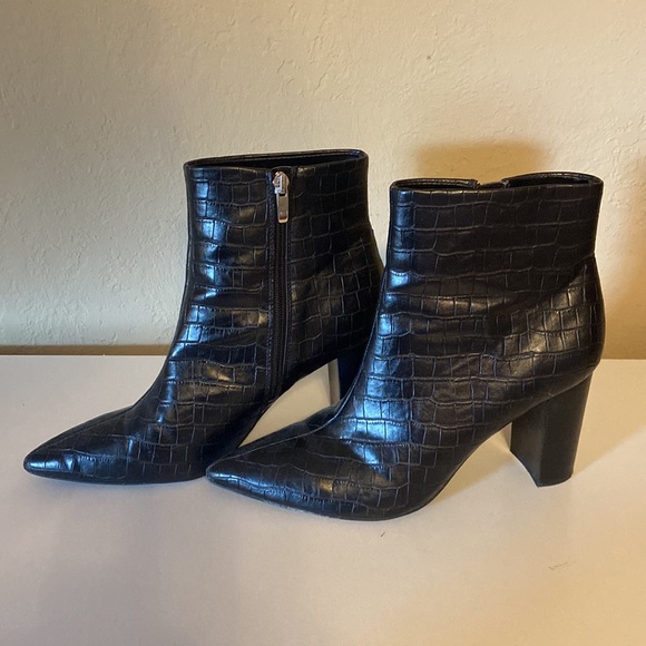 Black snake skin pointed toe booties - Picture 2 of 4